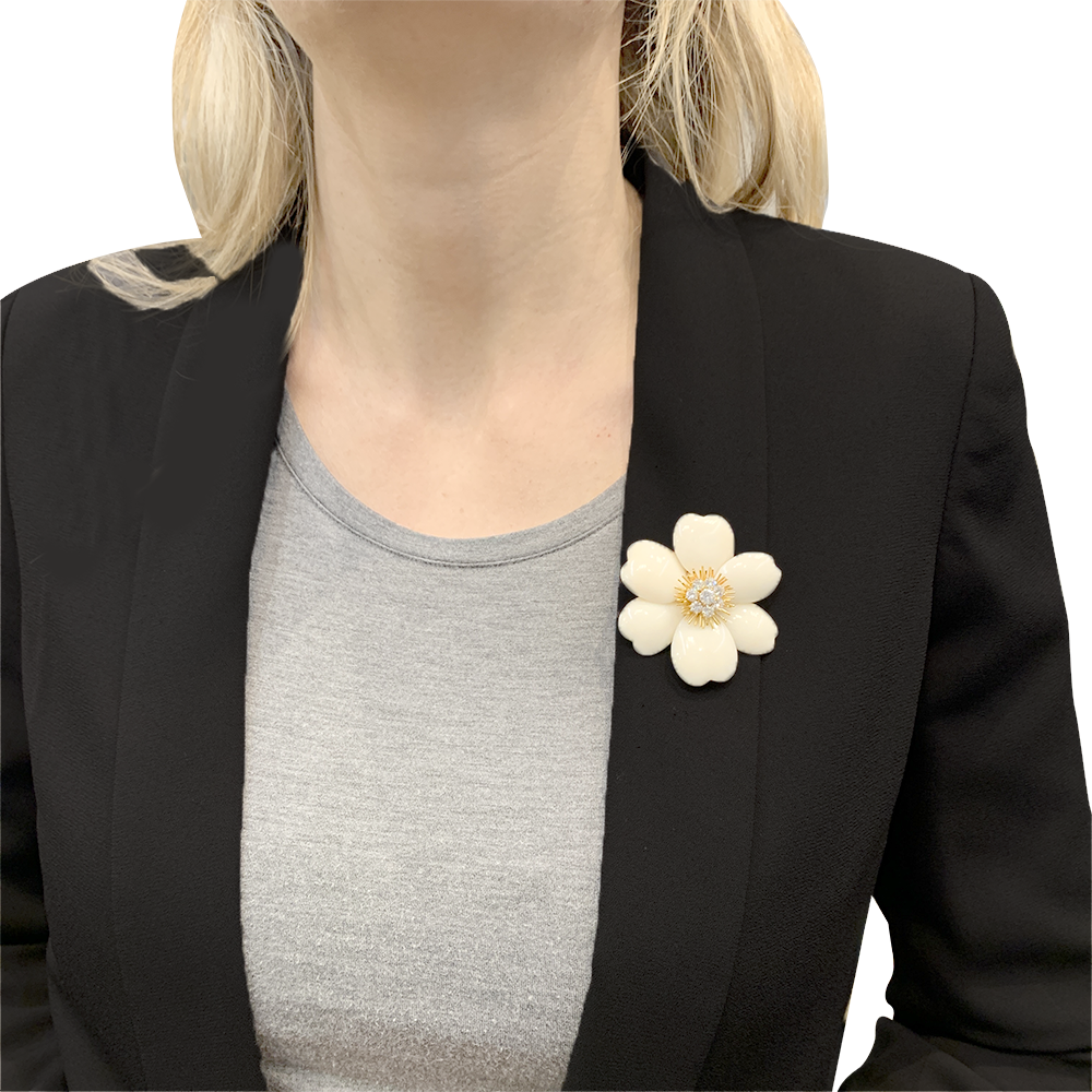 Broche Van Cleef & Arpels "Rose de Noël" or jaune, corail blanc, diamants.