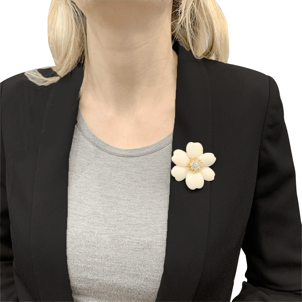 Broche Van Cleef & Arpels "Rose de Noël" or jaune, corail blanc, diamants. - Maison Eloe