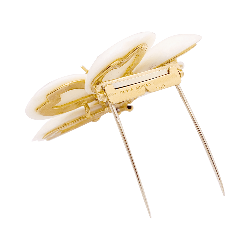 Broche Van Cleef & Arpels "Rose de Noël" or jaune, corail blanc, diamants. - Maison Eloe
