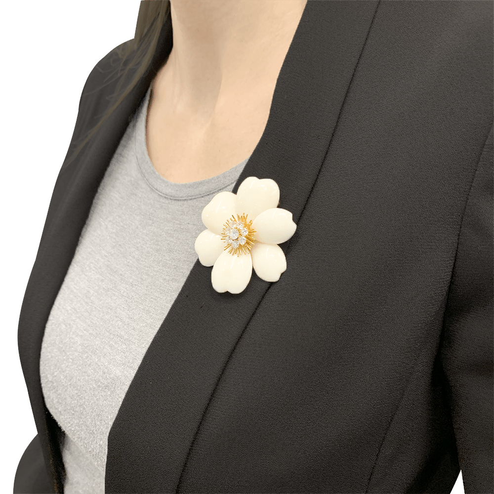 Broche Van Cleef & Arpels "Rose de Noël" or jaune, corail blanc, diamants. - Maison Eloe