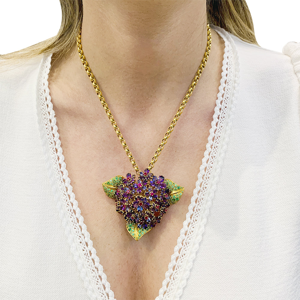 René Boivin clip, "Bouquet of Violets", yellow gold, colored gems.