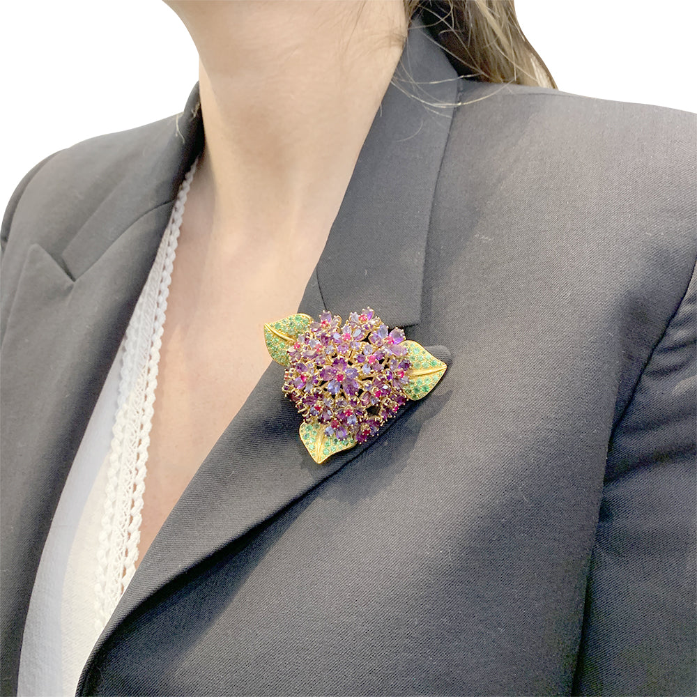 René Boivin clip, "Bouquet of Violets", yellow gold, colored gems.