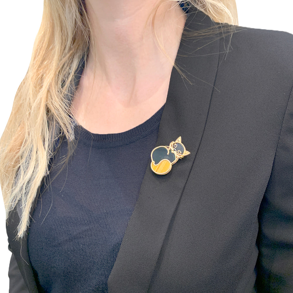 Van Cleef & Arpels clip, "Lucky Animals Chat", in yellow gold, tiger's eye and onyx.