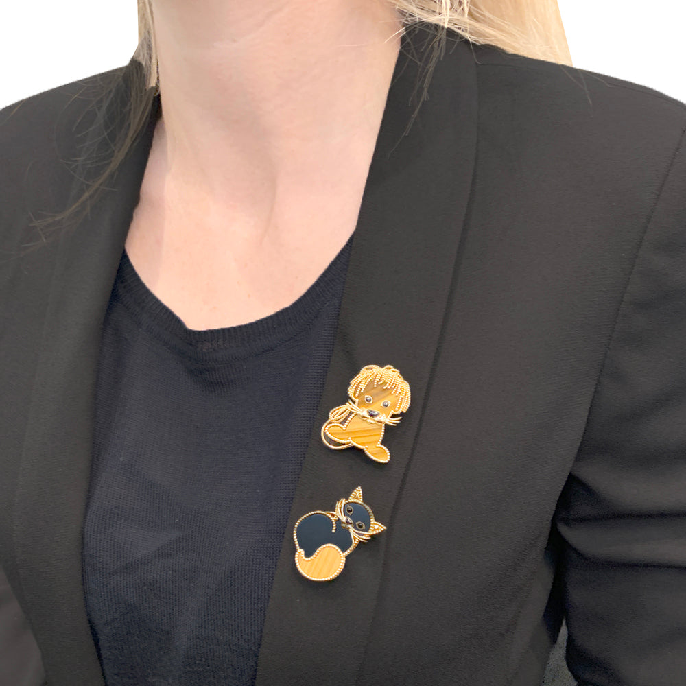 Van Cleef & Arpels clip, "Lucky Animals Chat", in yellow gold, tiger's eye and onyx.