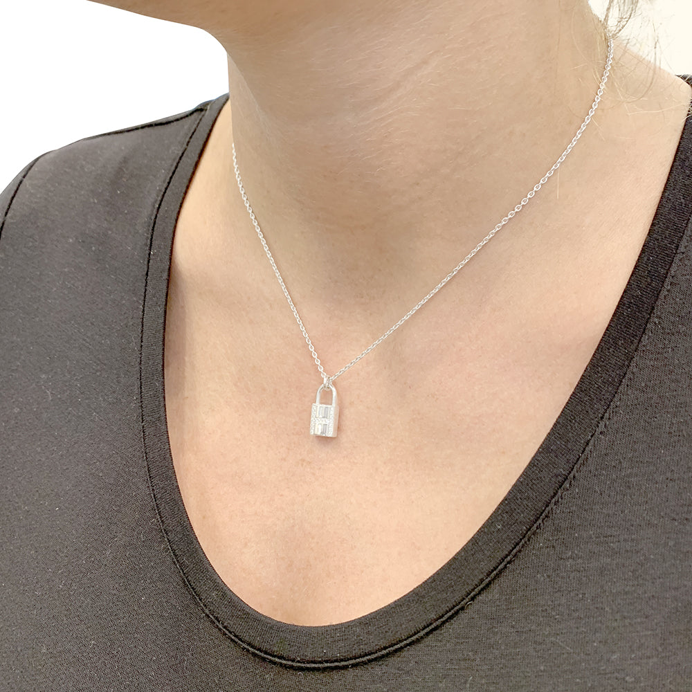 Hermès “Kelly Cadenas” necklace in white gold, diamonds.