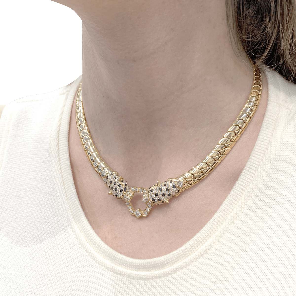 Collier O.J. PERRIN, or jaune, diamants, saphirs et émeraudes. - Maison Eloe