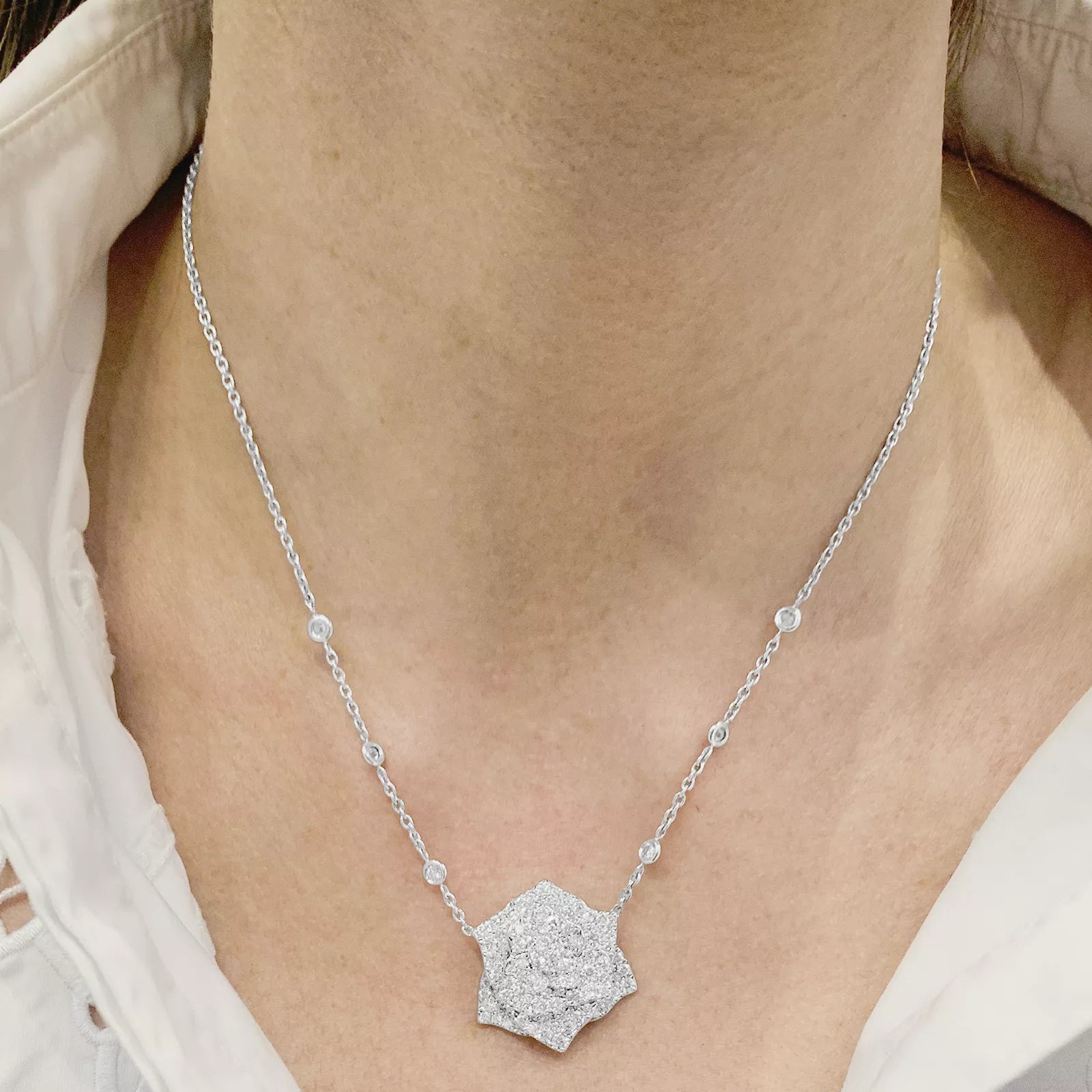 Collier Piaget "Rose" or blanc, diamants. - Maison Eloe