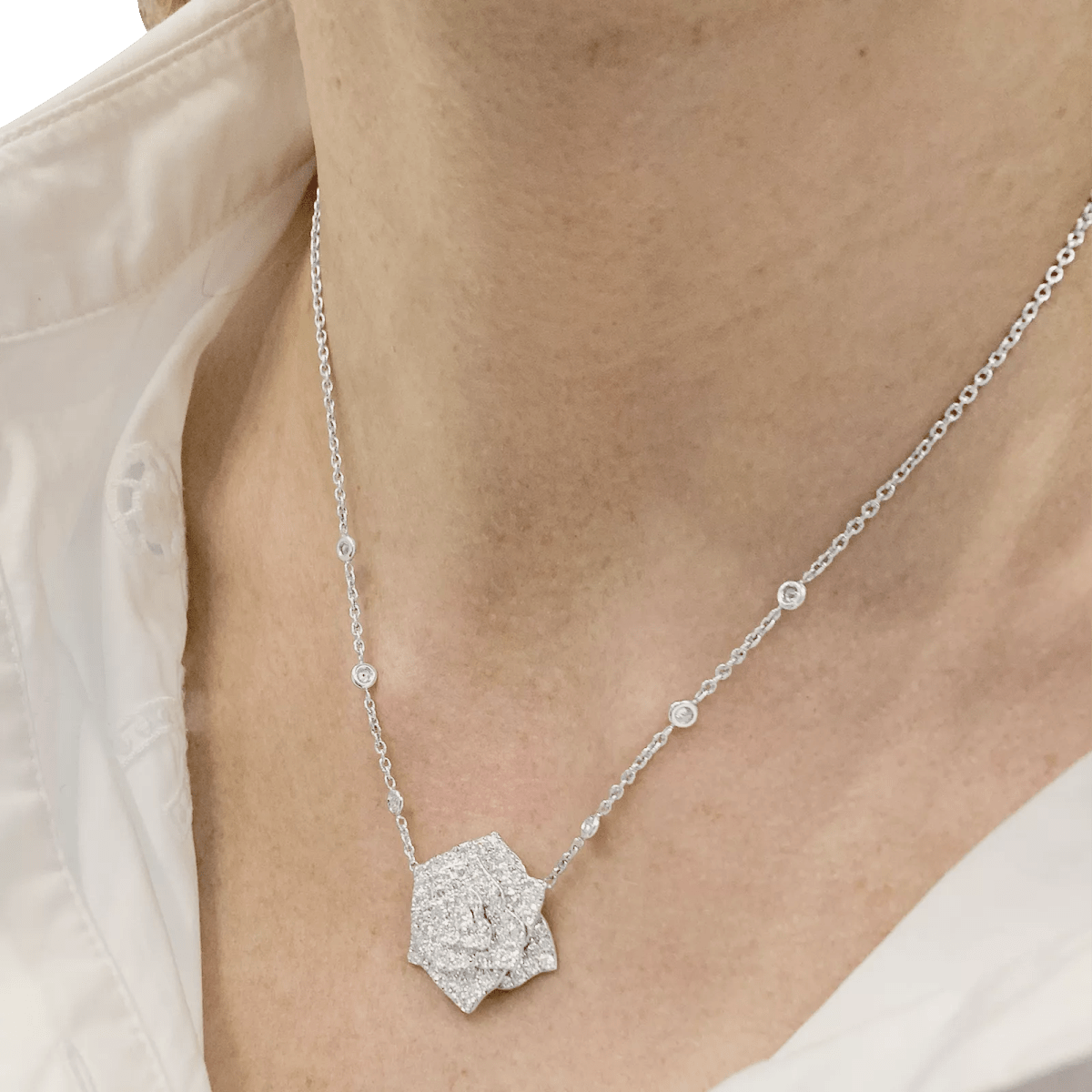 Collier Piaget "Rose" or blanc, diamants. - Maison Eloe
