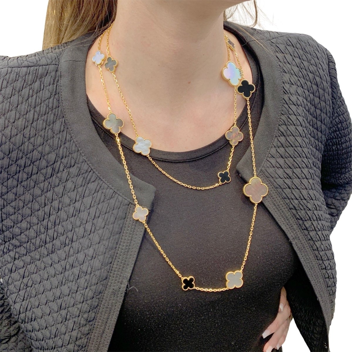 Collier Van Cleef & Arpels, "Magic Alhambra", or jaune, nacre et onyx. - Maison Eloe