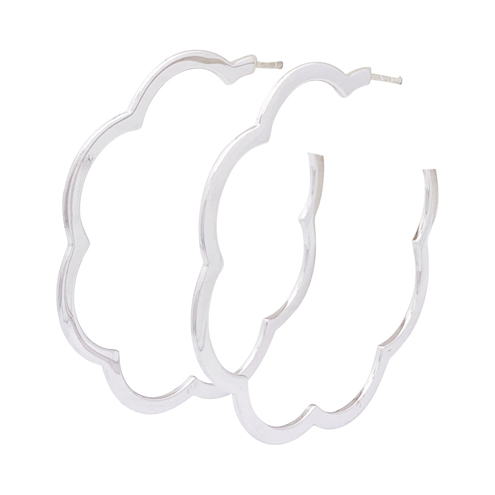 Créoles Chanel, "Profil de Camélia", or blanc.