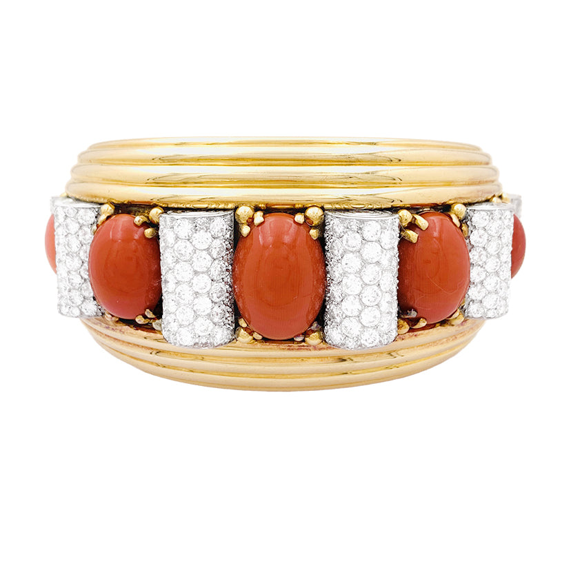 Important jonc attribué à René Boivin, platine, or jaune, corail et diamants.