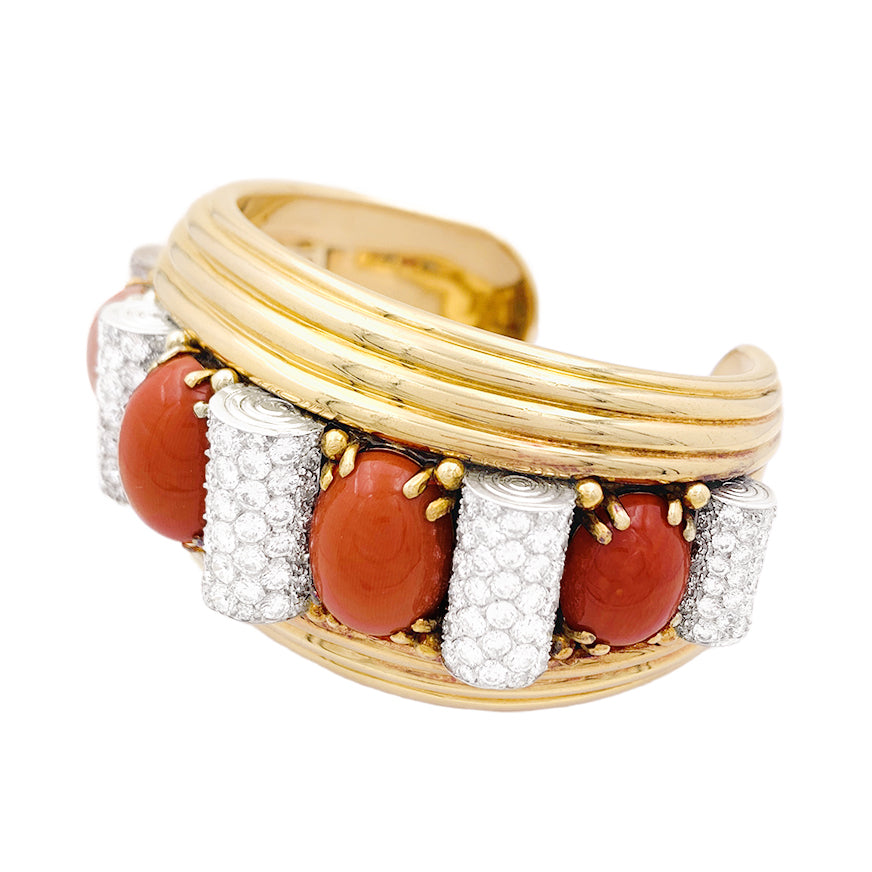 Important jonc attribué à René Boivin, platine, or jaune, corail et diamants.