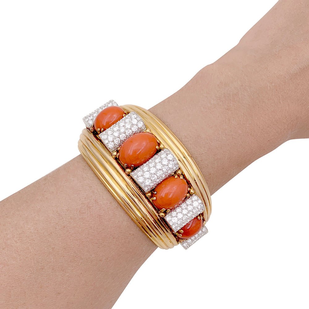 Important jonc attribué à René Boivin, platine, or jaune, corail et diamants. - Maison Eloe