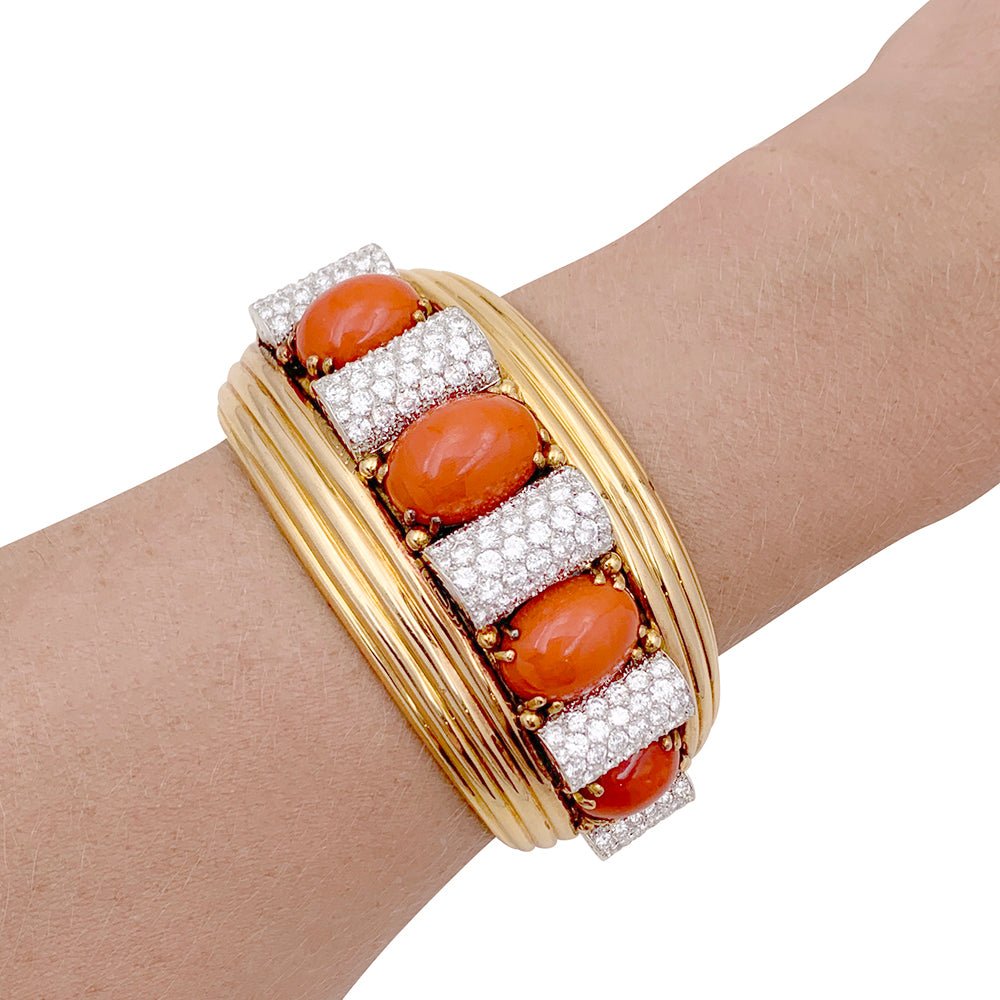 Important jonc attribué à René Boivin, platine, or jaune, corail et diamants. - Maison Eloe