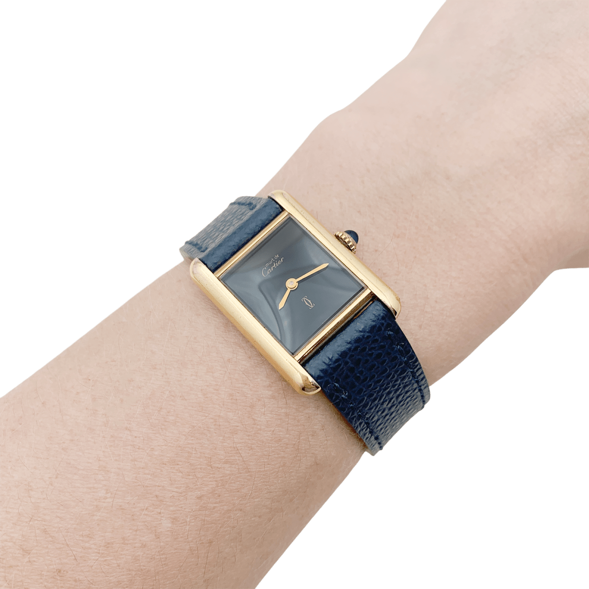 Montre Cartier, "Tank Must", argent plaqué or, cadran laqué noir. - Maison Eloe