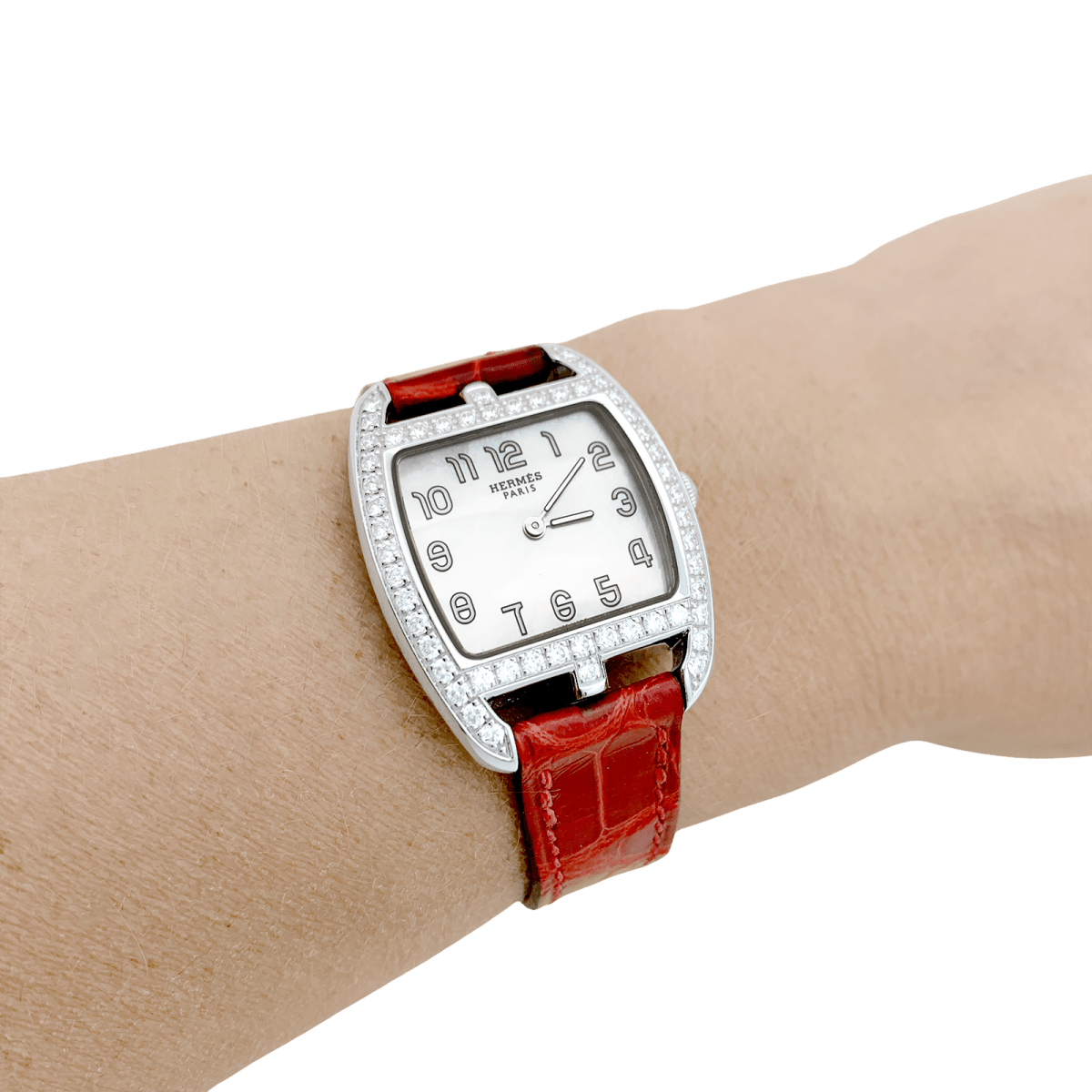 Montre Hermès modèle "Cape Cod Tonneau" en acier et diamants sur cuir. - Maison Eloe