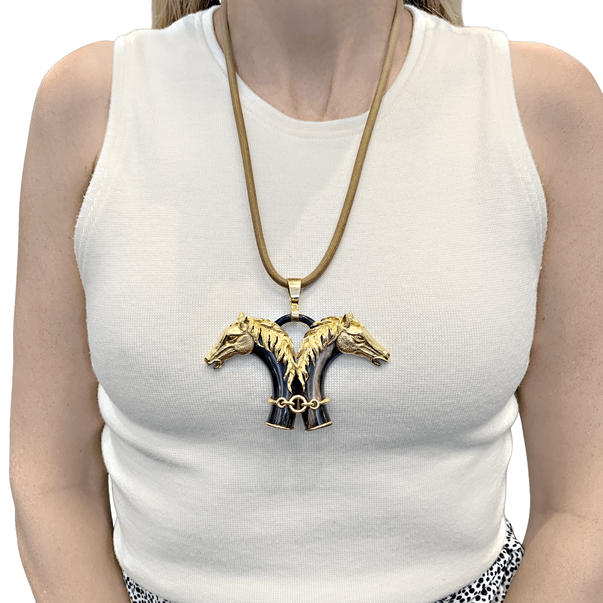 Pendentif FRED double tête de cheval en or jaune et corne. - Maison Eloe