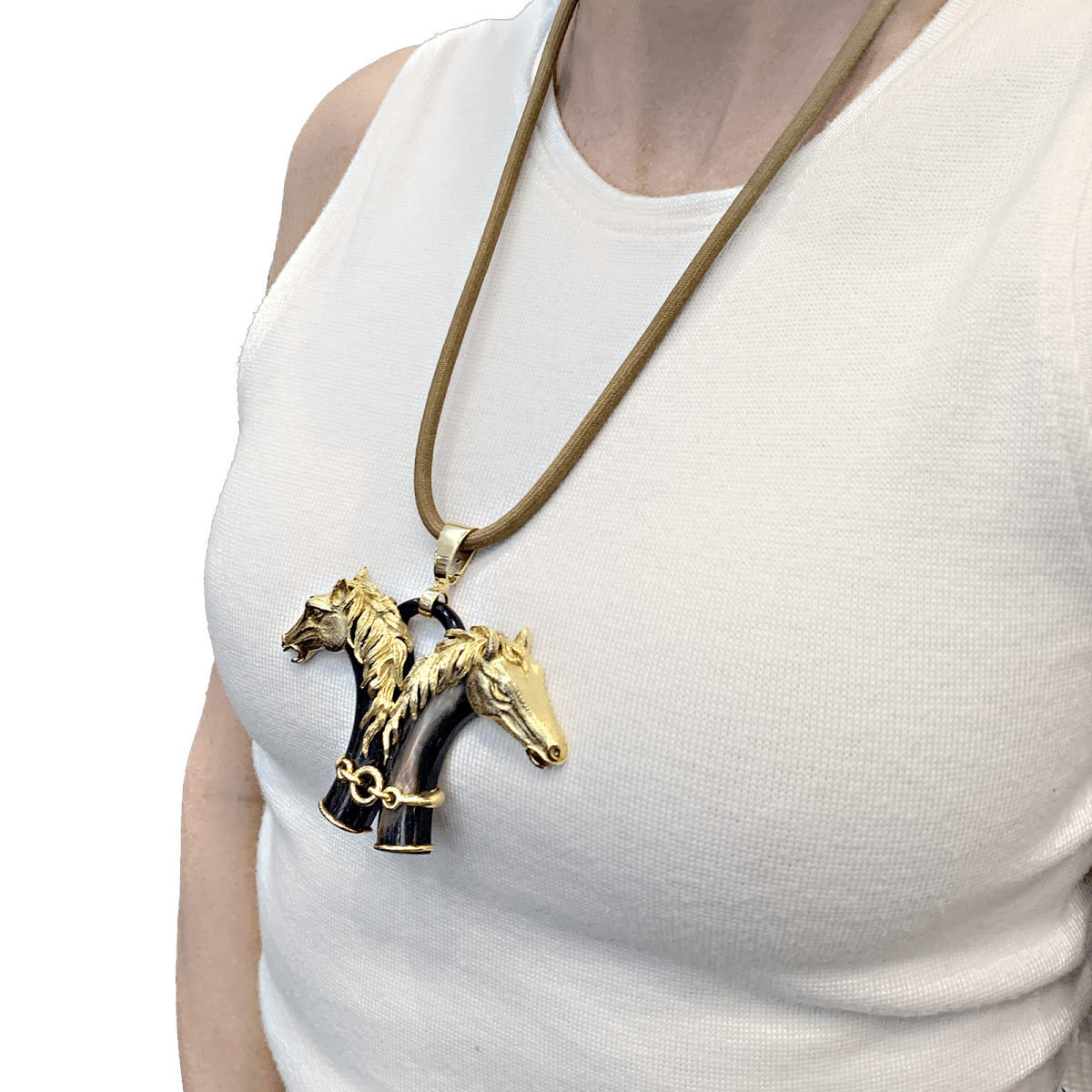 Pendentif FRED double tête de cheval en or jaune et corne. - Maison Eloe