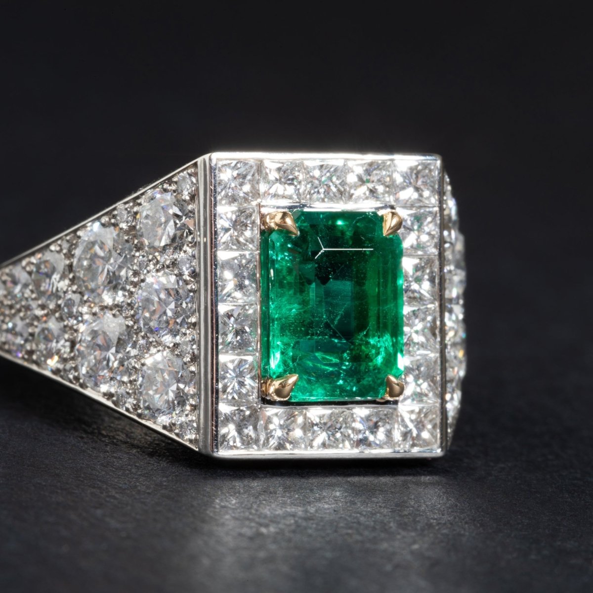 Bague en platine et or jaune ornée d'une émeraude - Maison Eloe