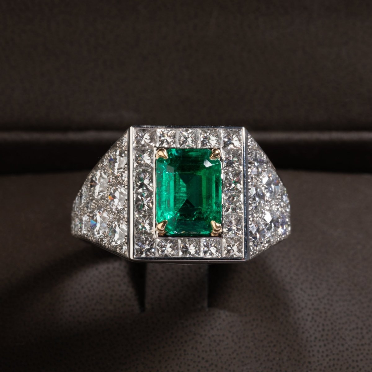 Bague en platine et or jaune ornée d'une émeraude - Maison Eloe