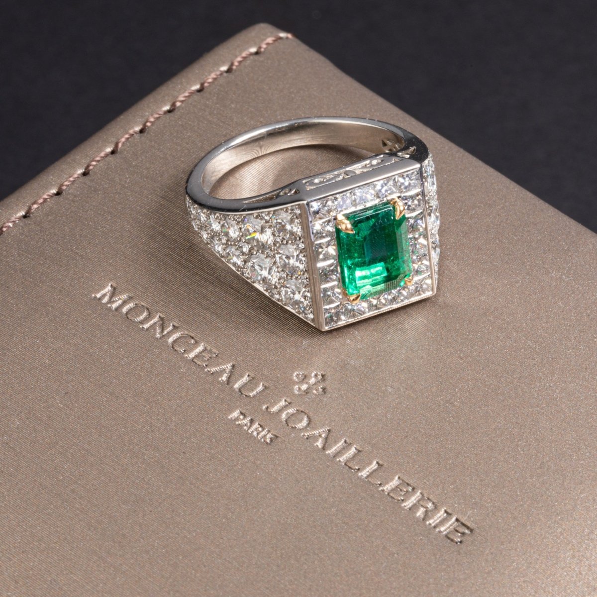 Bague en platine et or jaune ornée d'une émeraude - Maison Eloe