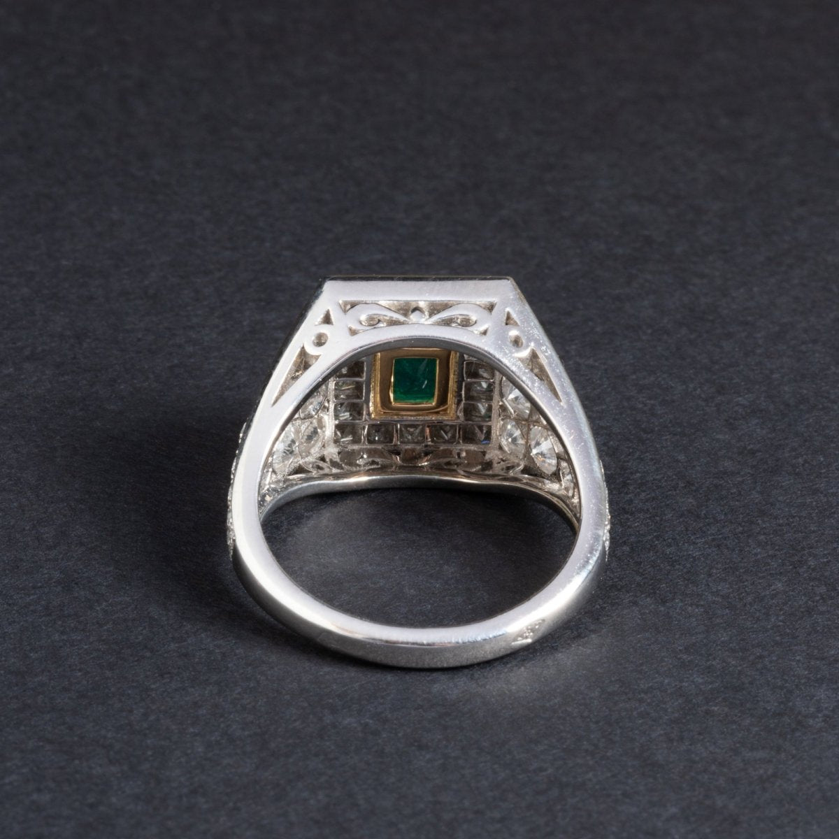 Bague en platine et or jaune ornée d'une émeraude - Maison Eloe