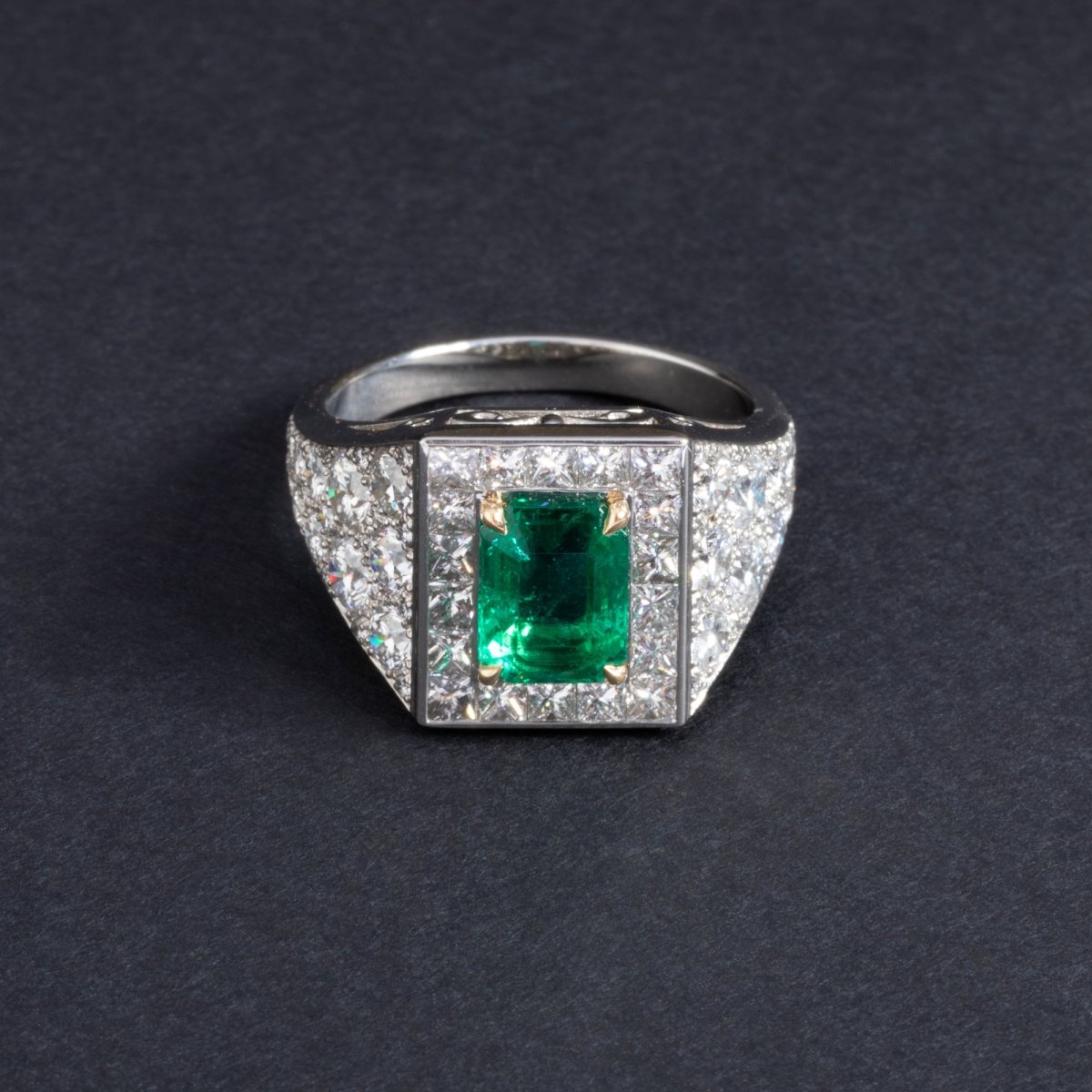 Bague en platine et or jaune ornée d'une émeraude - Maison Eloe