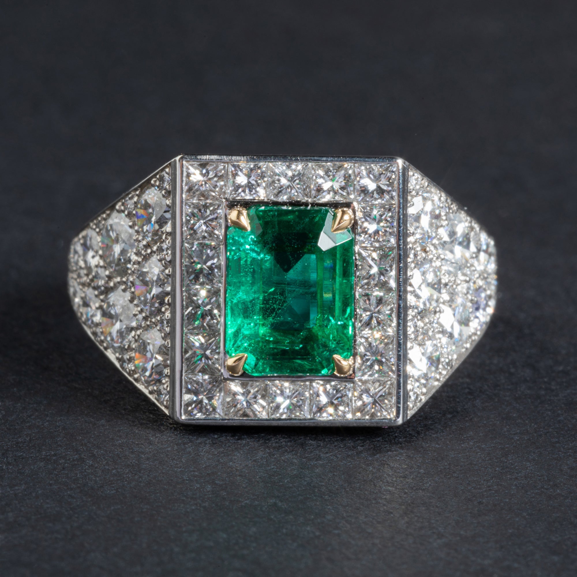 Bague en platine et or jaune ornée d'une émeraude