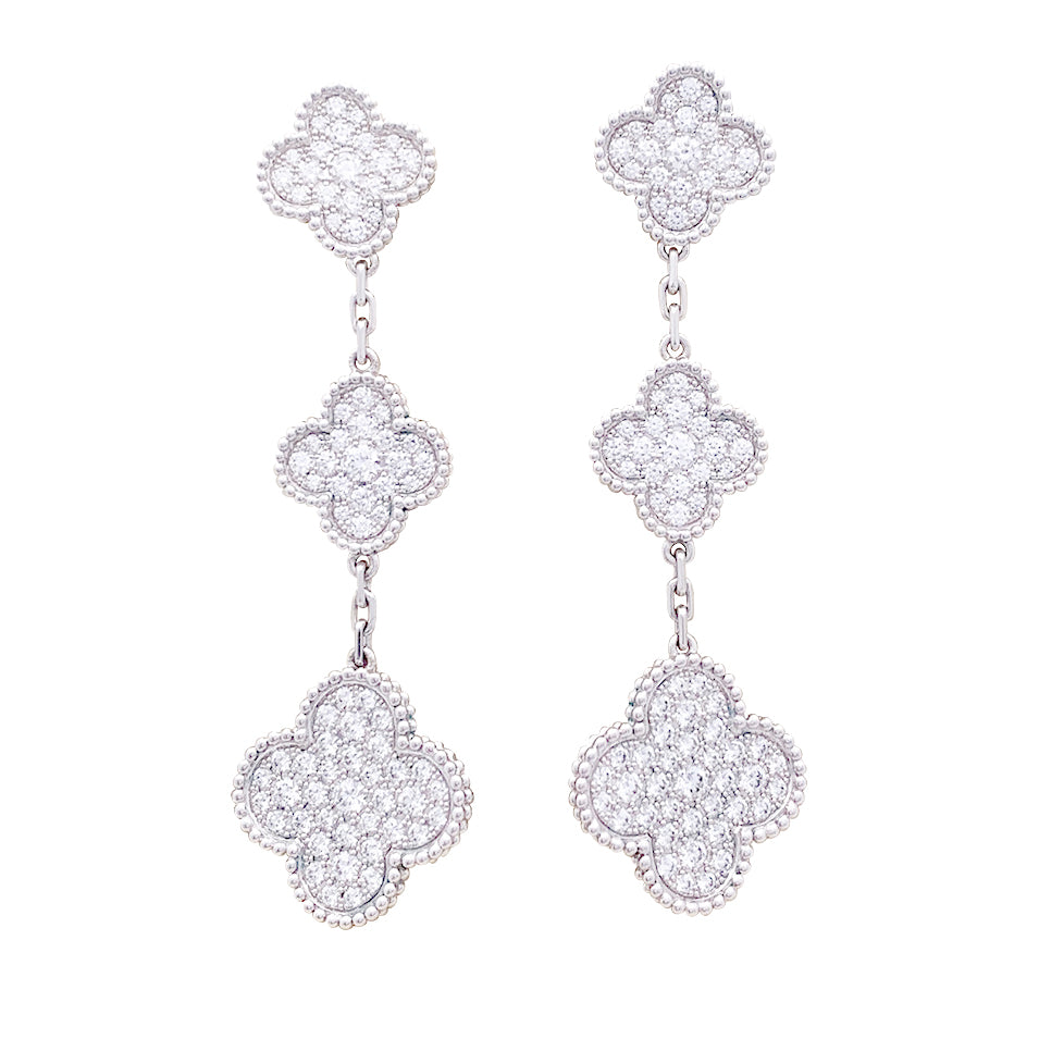 Boucles d'oreilles Van Cleef & Arpels "Magic Alhambra" or blanc, diamants.