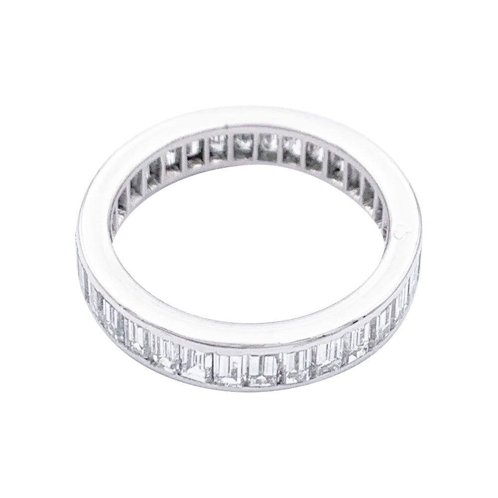 Alliance Cartier, diamants baguette et platine.