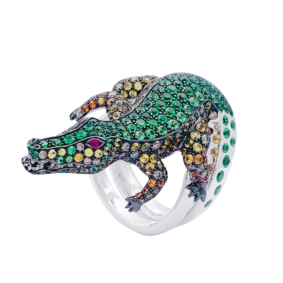 Bague Boucheron Crocodile en or blanc, sertie de diamants et pierres de couleur.