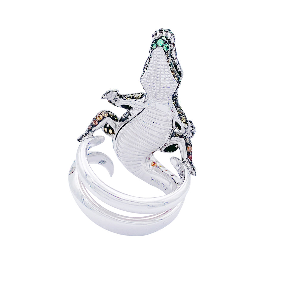 Bague Boucheron Crocodile en or blanc, sertie de diamants et pierres de couleur.