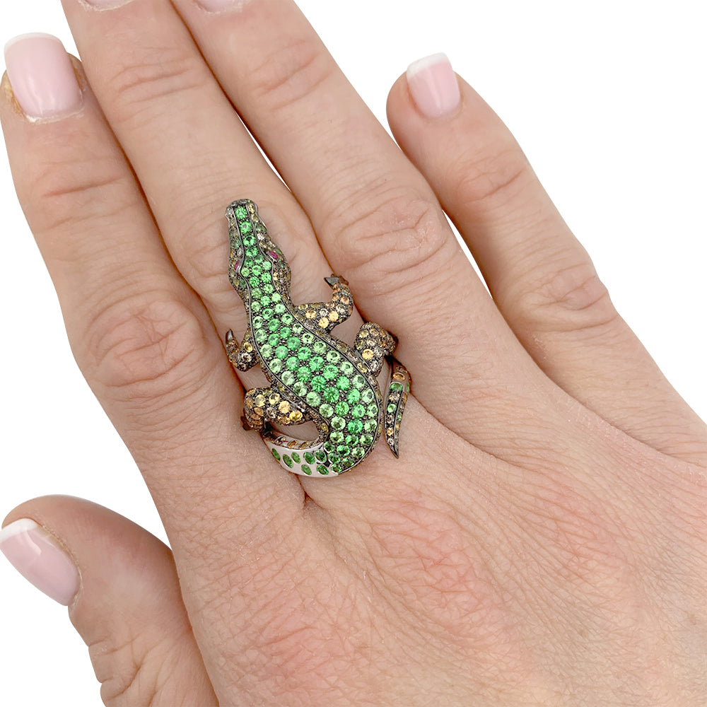 Bague Boucheron Crocodile en or blanc, sertie de diamants et pierres de couleur.