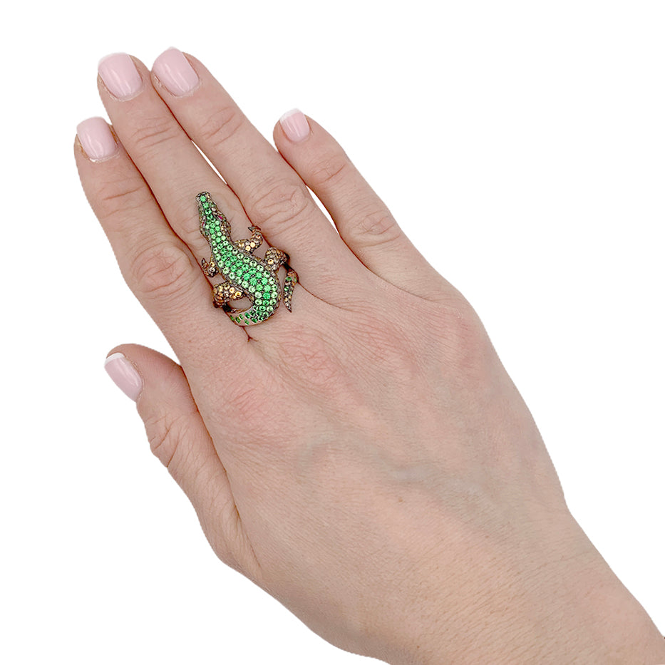 Bague Boucheron Crocodile en or blanc, sertie de diamants et pierres de couleur.