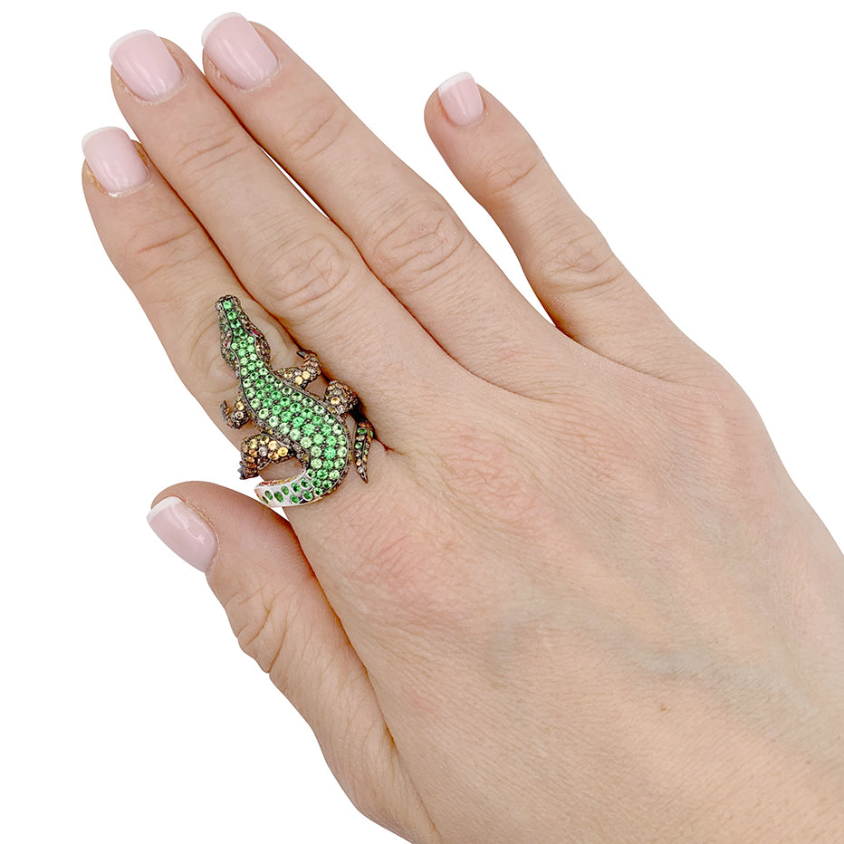 Bague Boucheron Crocodile en or blanc, sertie de diamants et pierres de couleur.