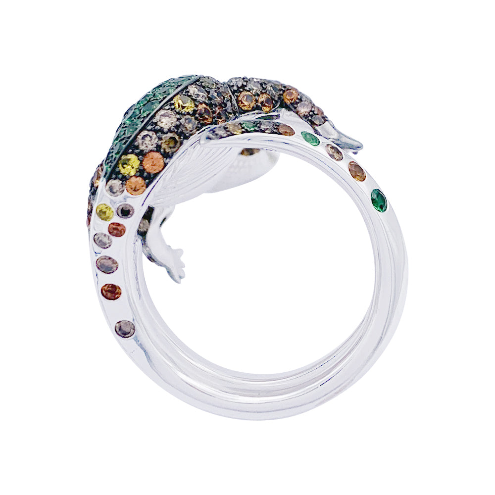 Bague Boucheron Crocodile en or blanc, sertie de diamants et pierres de couleur.