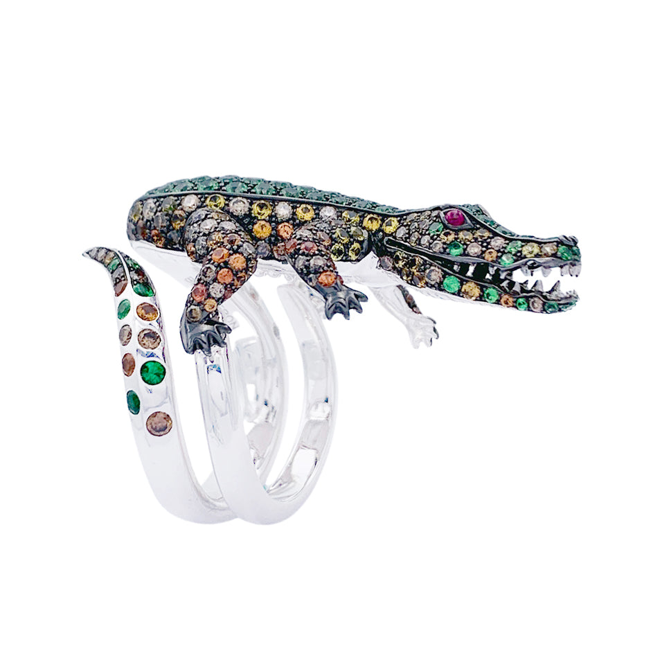 Bague Boucheron Crocodile en or blanc, sertie de diamants et pierres de couleur.