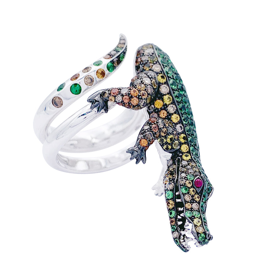 Bague Boucheron Crocodile en or blanc, sertie de diamants et pierres de couleur.