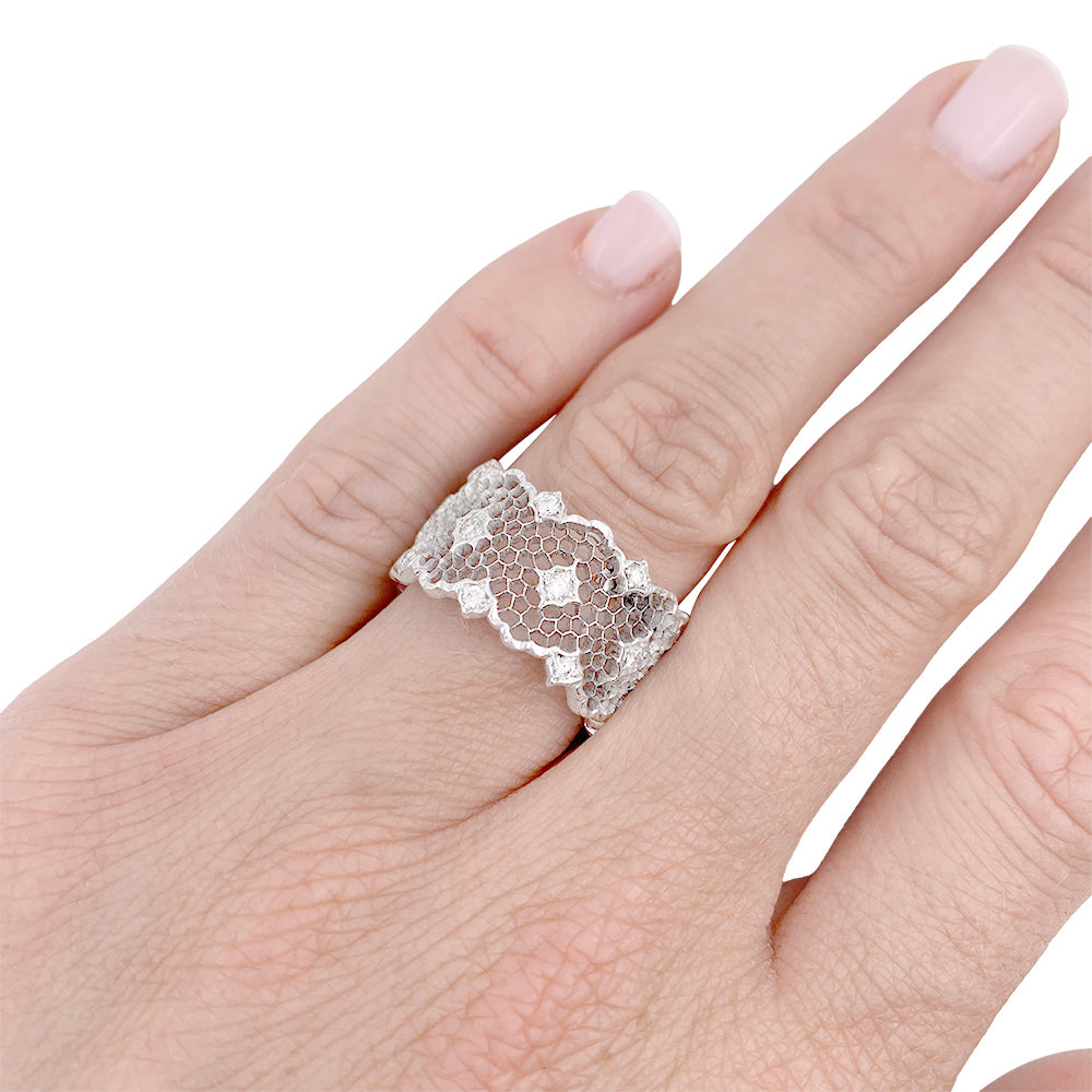 Bague Buccellati, "Tulle", or blanc, diamants.