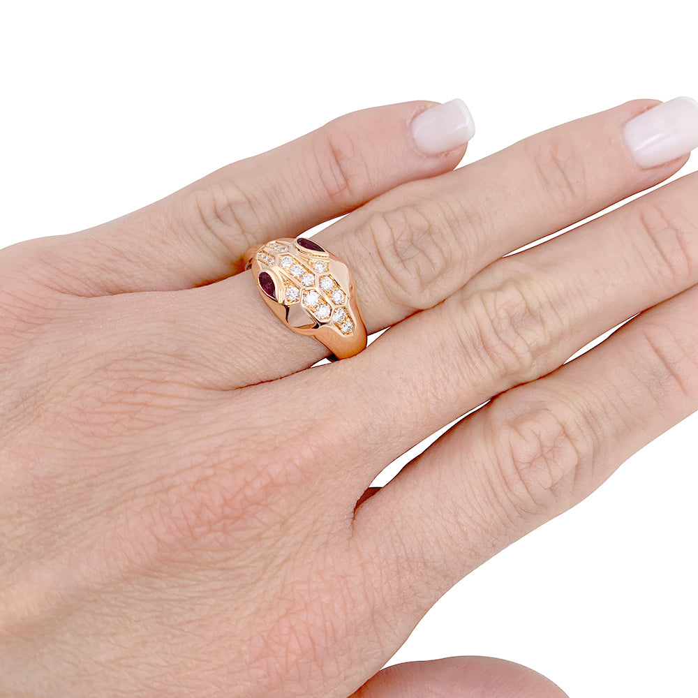 Bague Bulgari, "Serpenti, or rose, diamants, rubellites.