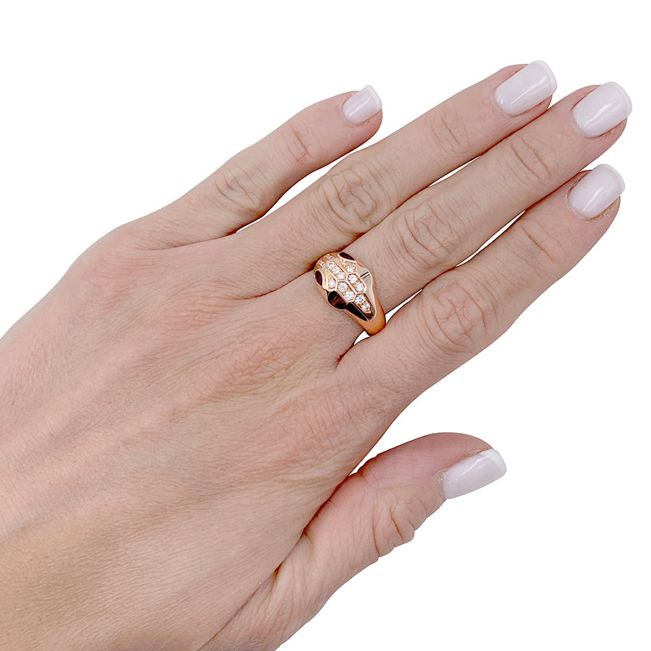 Bague Bulgari, "Serpenti, or rose, diamants, rubellites.
