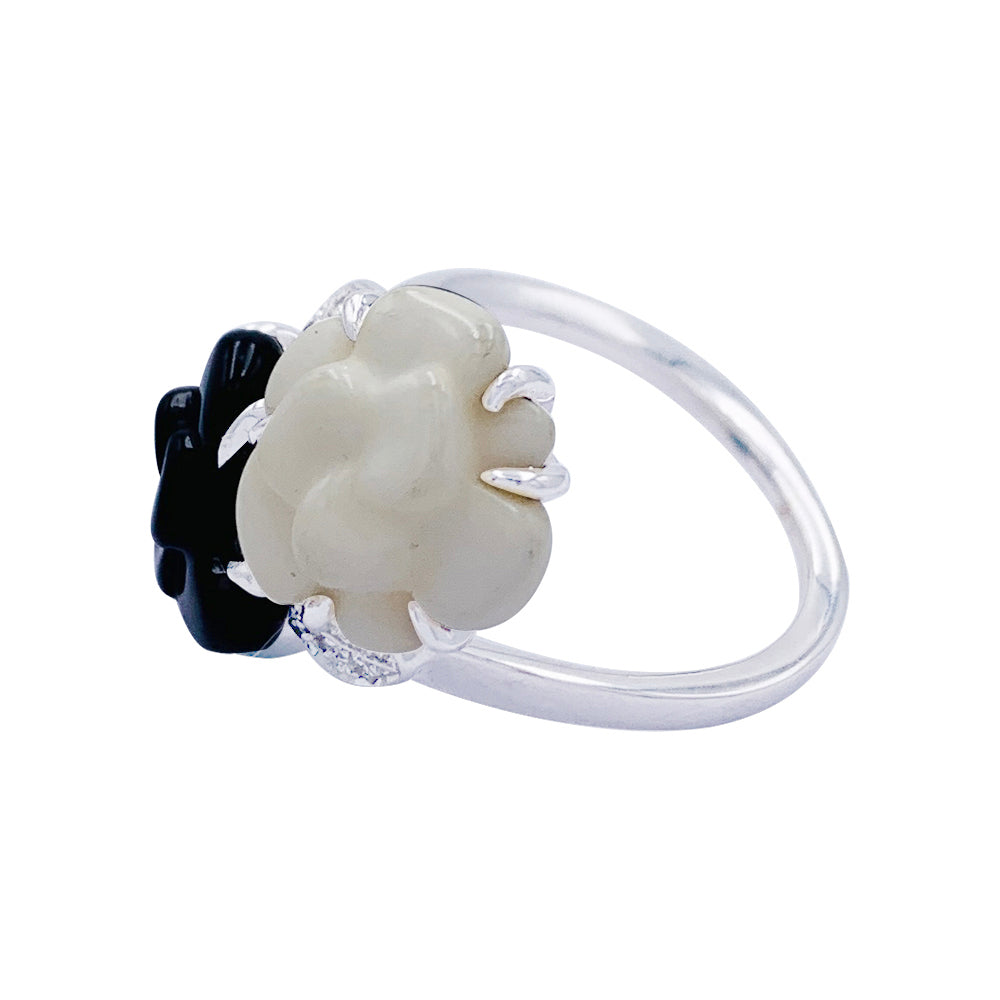 Bague Chanel, "Toi &Moi - Mini Camélia sculpté", or blanc, diamants.
