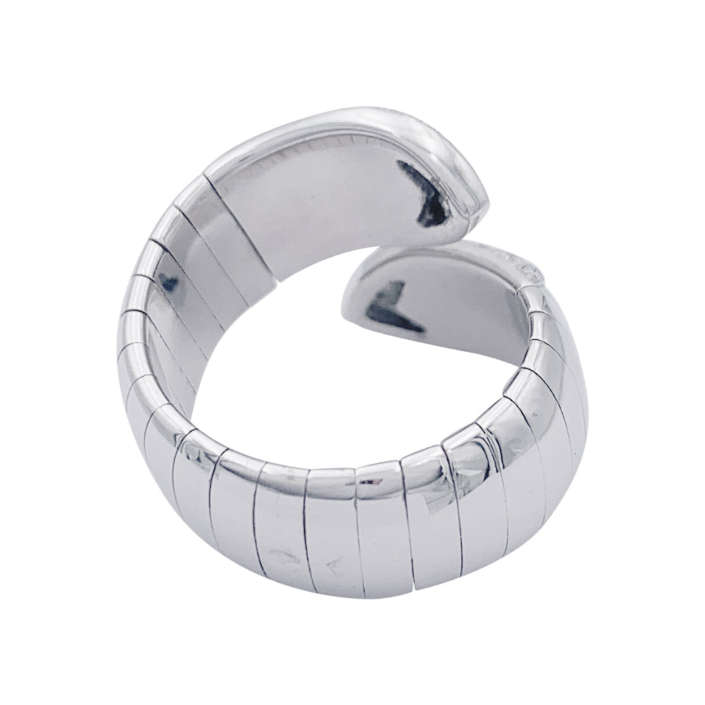 Bague Chaumet, “Plume pointes diamants croisées”, or blanc, diamants.