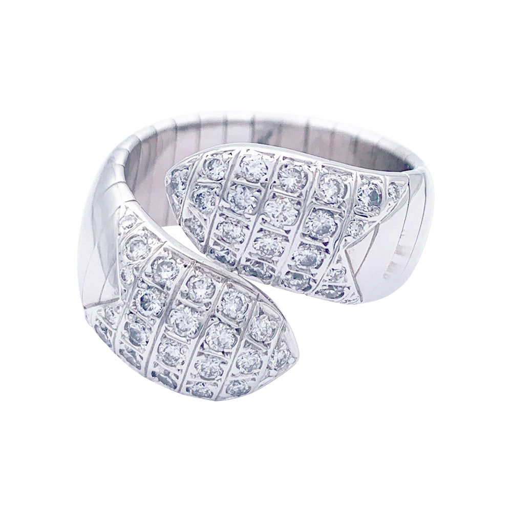 Bague Chaumet, “Plume pointes diamants croisées”, or blanc, diamants.