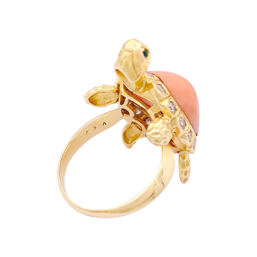 Van Cleef & Arpels ring, "Turtle", yellow gold, diamonds, coral.