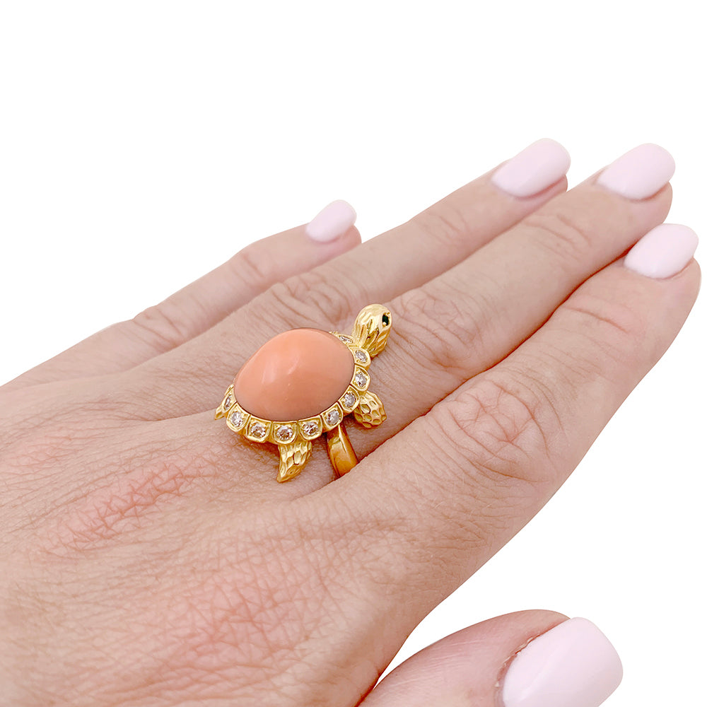 Van Cleef & Arpels ring, "Turtle", yellow gold, diamonds, coral.