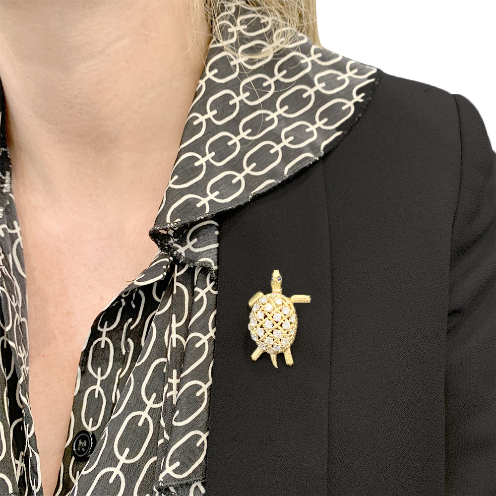 Broche Cartier vintage, "Tortue", or jaune et diamants.