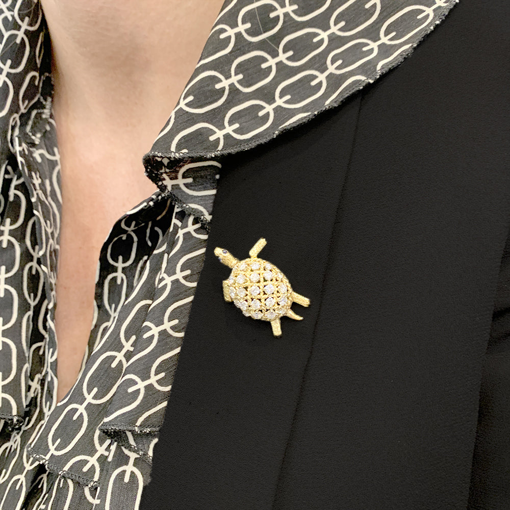 Broche Cartier vintage, "Tortue", or jaune et diamants.
