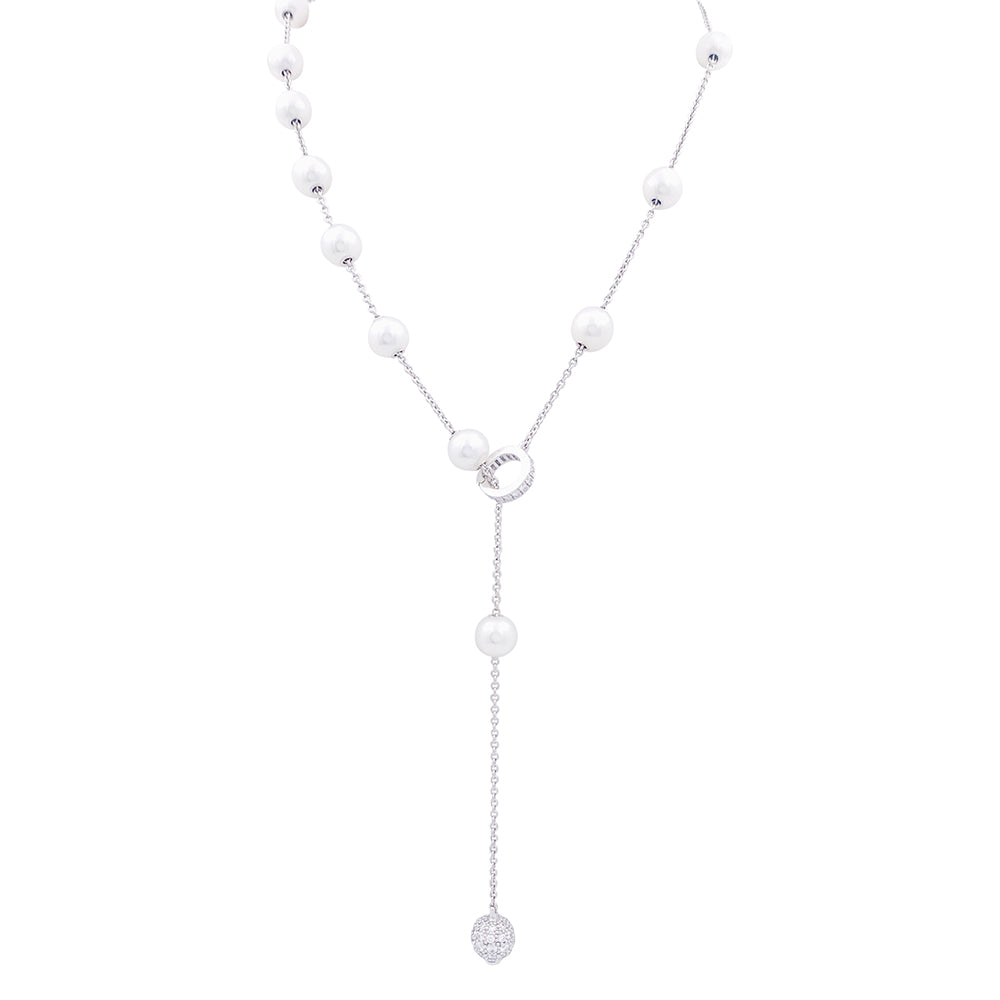 Collier Mikimoto or blanc, perles blanches, diamants.