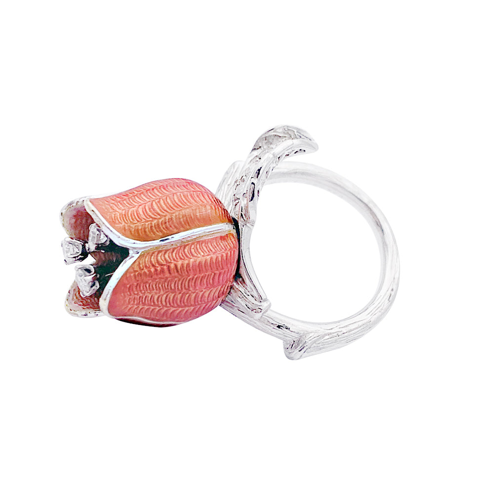 Bague Boucheron, "Eglantine", or, platine, diamants, émail.